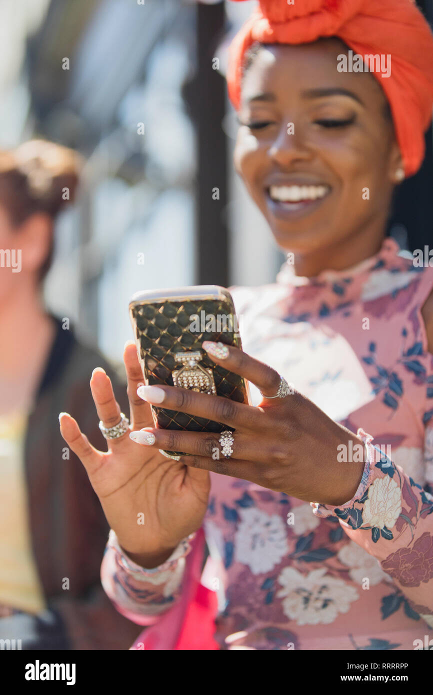 Giovane donna utilizzando smart phone Foto Stock