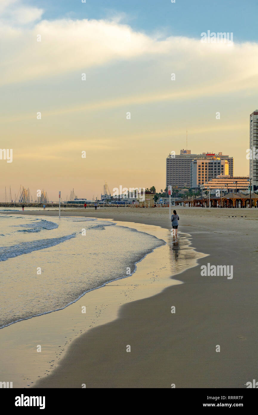 Persona che per un Morning jog lungo la Tayelet, Tel Aviv spiaggia urbana, Tel Aviv, Israele Foto Stock