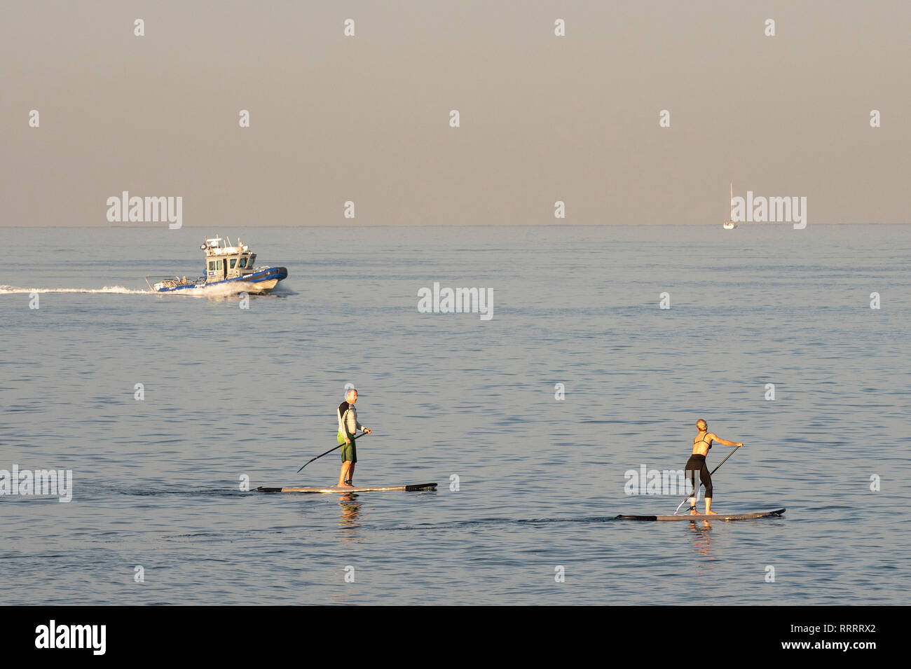 Stand Up Paddle boarders praticanti, Tel Aviv, Israele Foto Stock