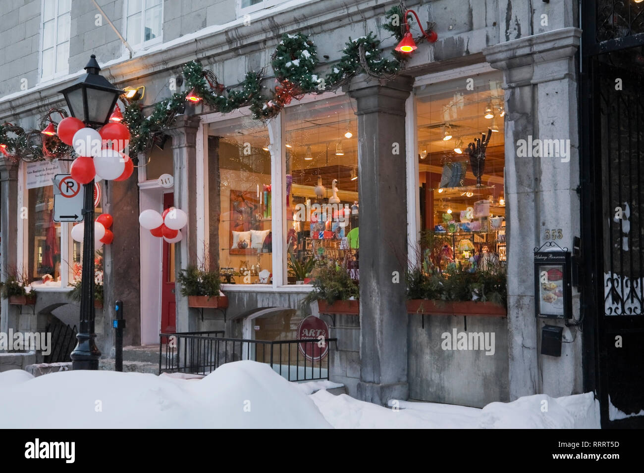 Storefront di Souvenir su Saint-Paul street con le decorazioni di Natale in  inverno al tramonto, la Vecchia Montreal, Quebec, Canada Foto stock - Alamy
