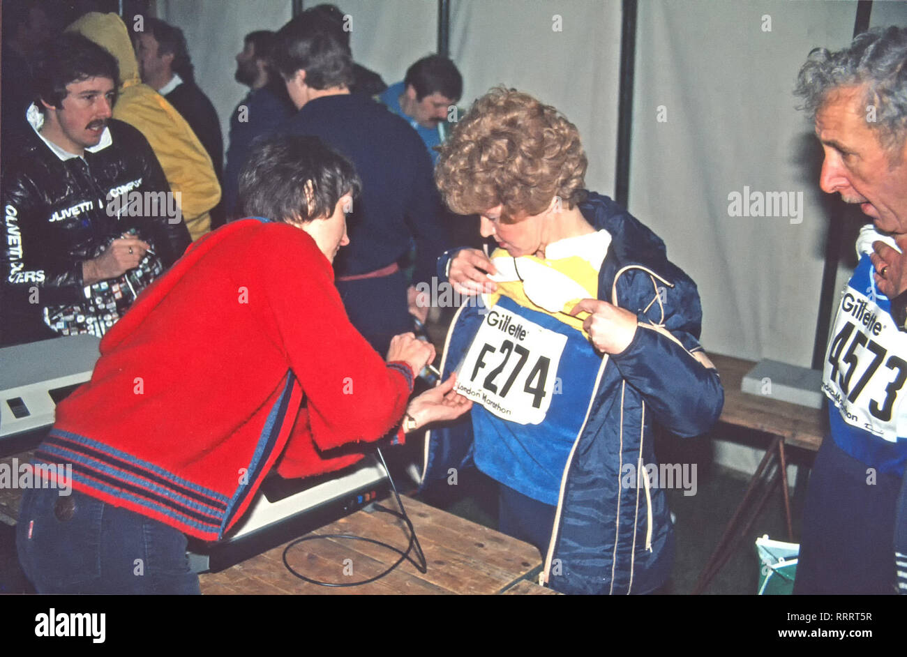 Prima maratona di Londra view all'interno di login marquee barcode scanner guide di registrazione Gillette codice a barre sul computer da Olivetti personale Greenwich Inghilterra REGNO UNITO Foto Stock
