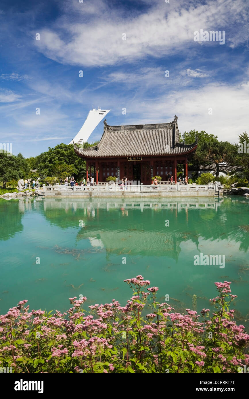 Amicizia padiglione Hall e il lago da sogno in estate in giardino cinese con lo Stadio Olimpico di torre in background. Montreal Giardino Botanico, Quebec, Canada Foto Stock