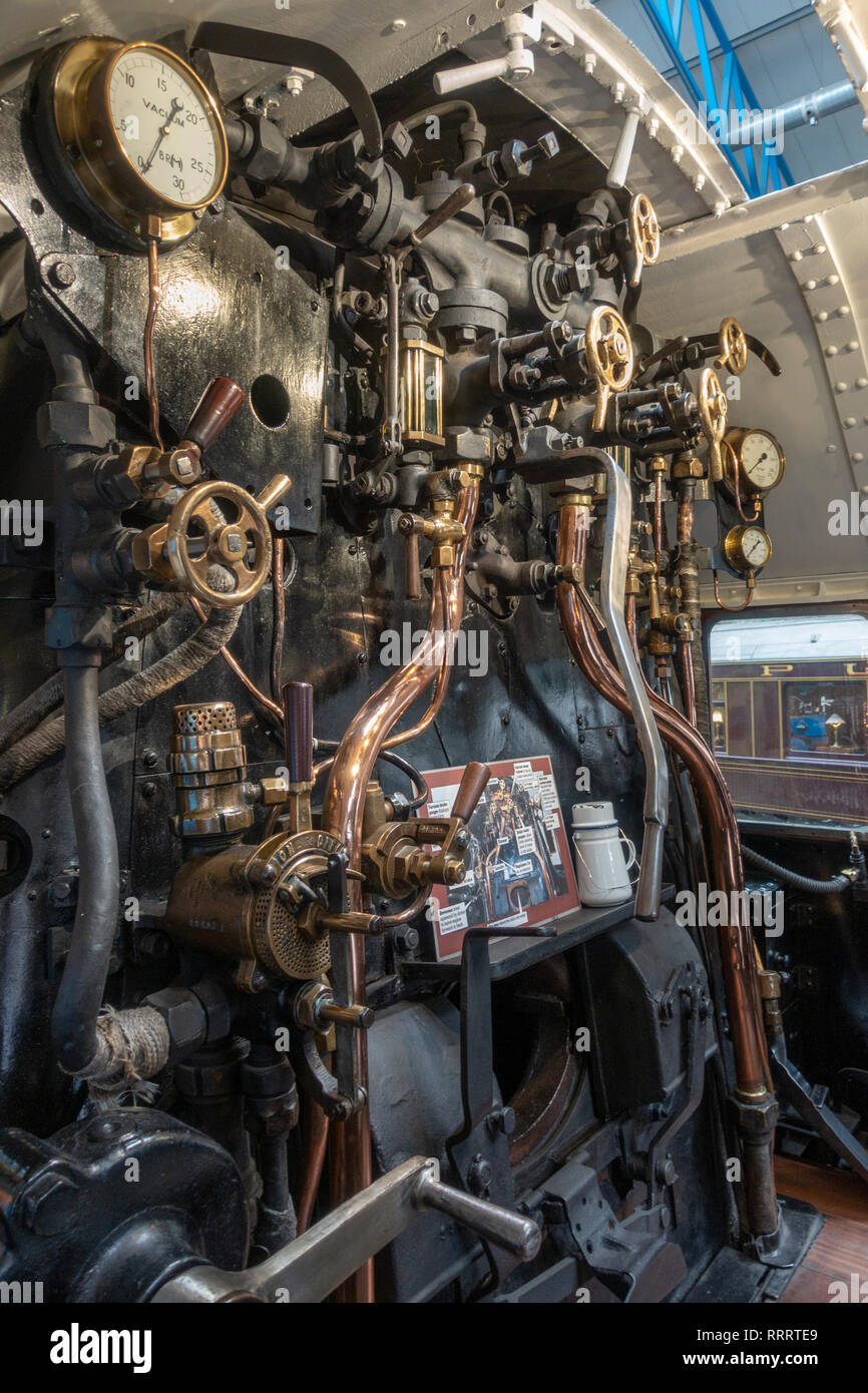 Vista dentro la cabina di un tipico treno a vapore in mostra al Museo nazionale delle ferrovie, York, UK. Foto Stock