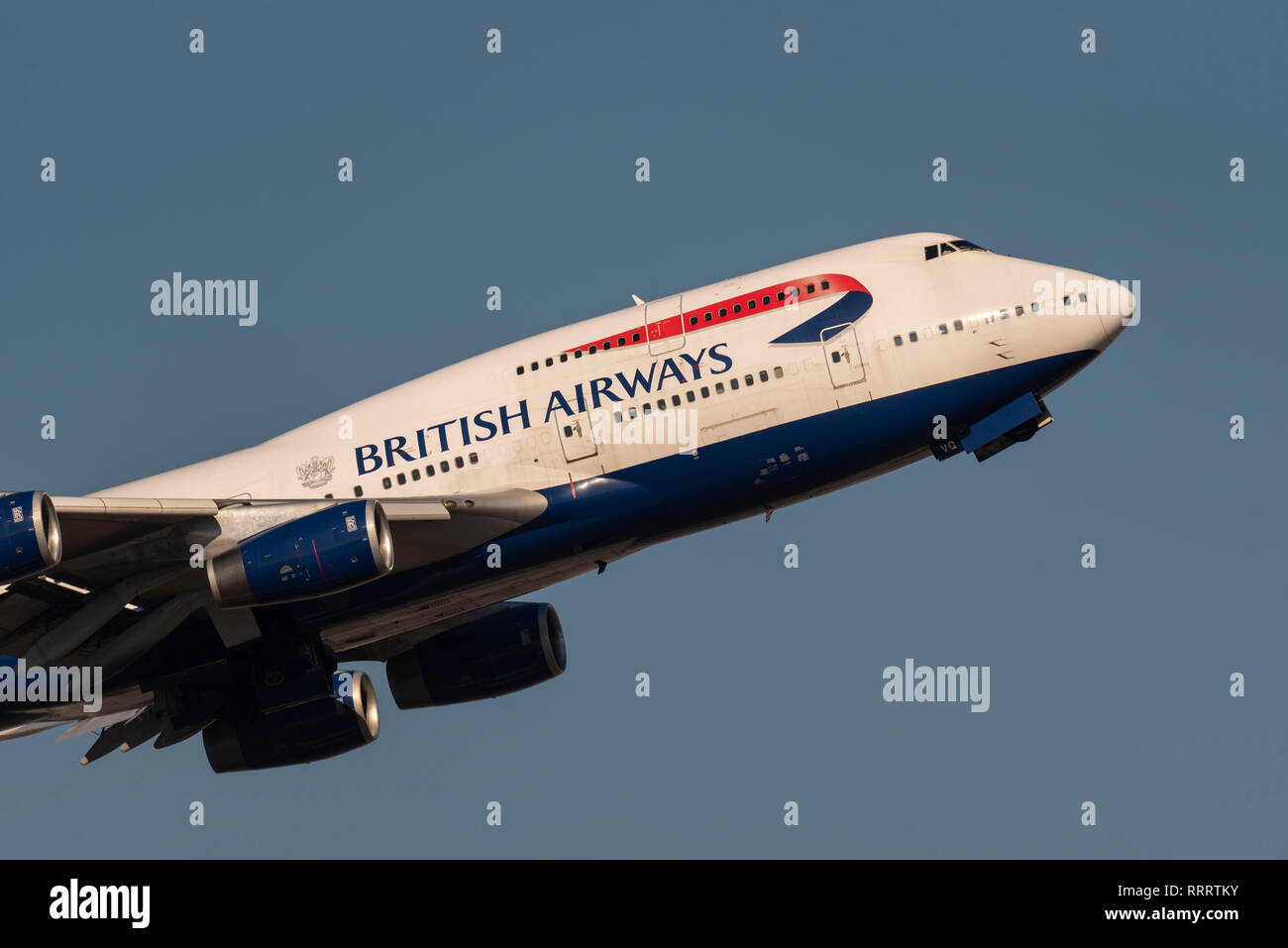 British Airways Boeing 747 Jumbo Jet aereo di linea G-CIVG decolla dall'aeroporto di Londra Heathrow, Regno Unito. Partenza del volo aereo Foto Stock
