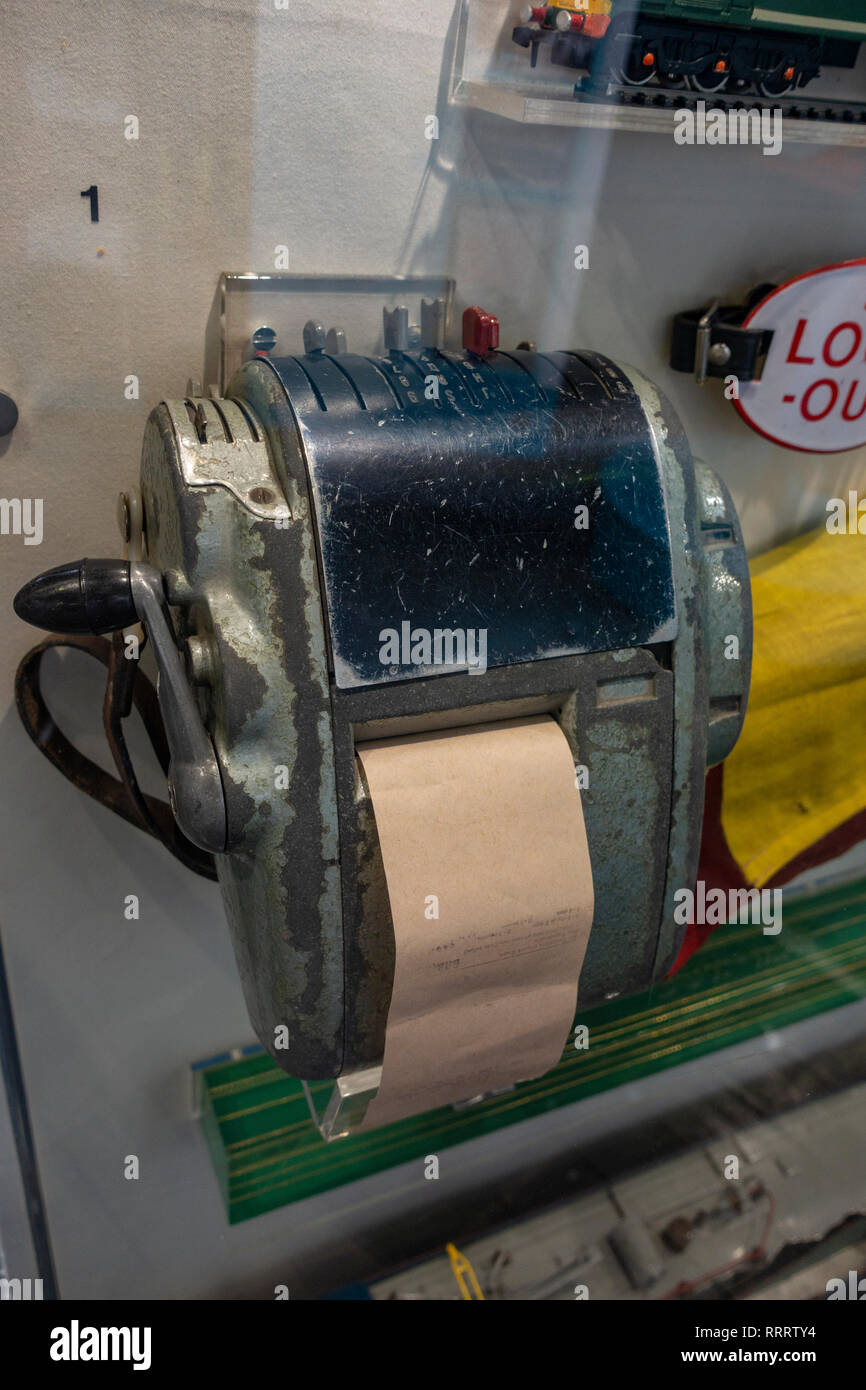 Un 'omniprinter dei ticket macchina stampante da 1968 utilizzati dalla British Rail personale in stazioni rurali in mostra al Museo nazionale delle ferrovie, York, UK. Foto Stock