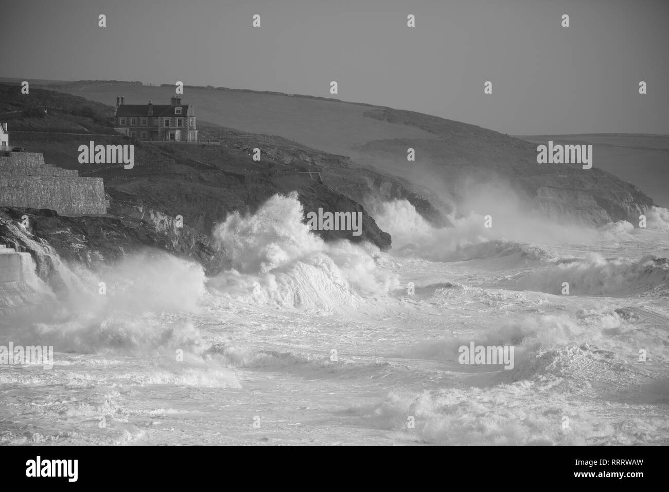 Porthleven è uno dei maggiori luoghi di guardare le ondate di colpire il Cornish Coast. Foto Stock
