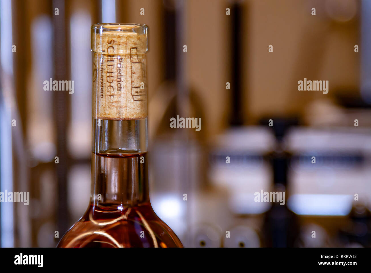 Bottiglia di minerale già la luce rosa vino della cantina Scheidgen in Renania Palatinato nella Repubblica federale di Germania Foto Stock