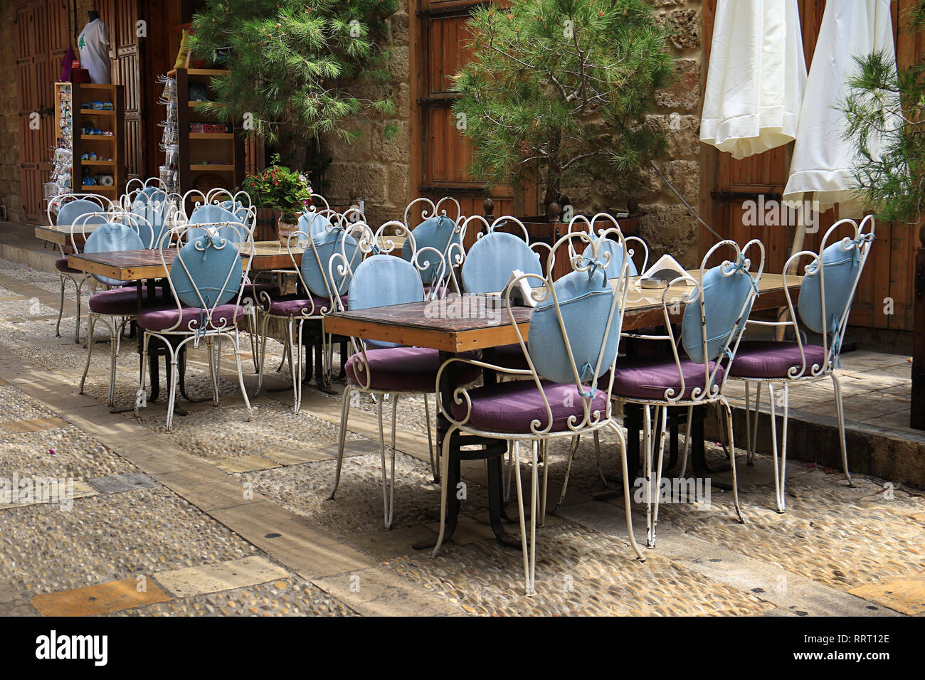 Un gruppo di un ristorante esterno tavoli in Byblos, Jbeil, Libano. Foto Stock