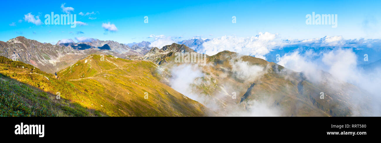 Panorama di montagna paesaggio. paesaggio di montagna con cielo blu e nuvole bianche. vista panoramica sopra le nuvole Foto Stock