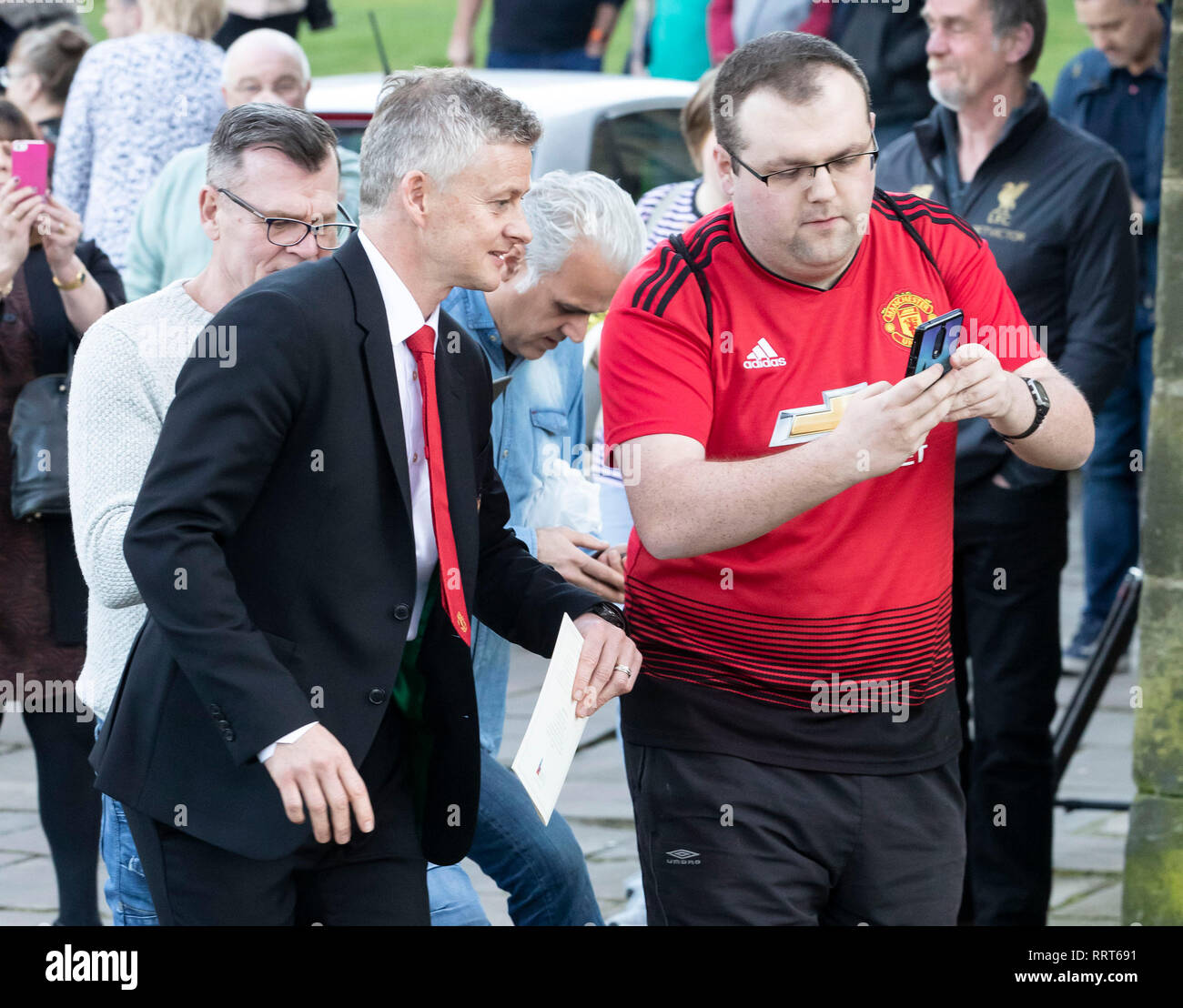 Il Manchester United caretaker manager Ole Gunnar Solskjaer ha un selfie con ventole fuori Halifax Minster dopo i funerali del Manchester United dell ex squadra giovanile coach Eric Harrison che sono morti di età compresa tra i 81. Foto Stock