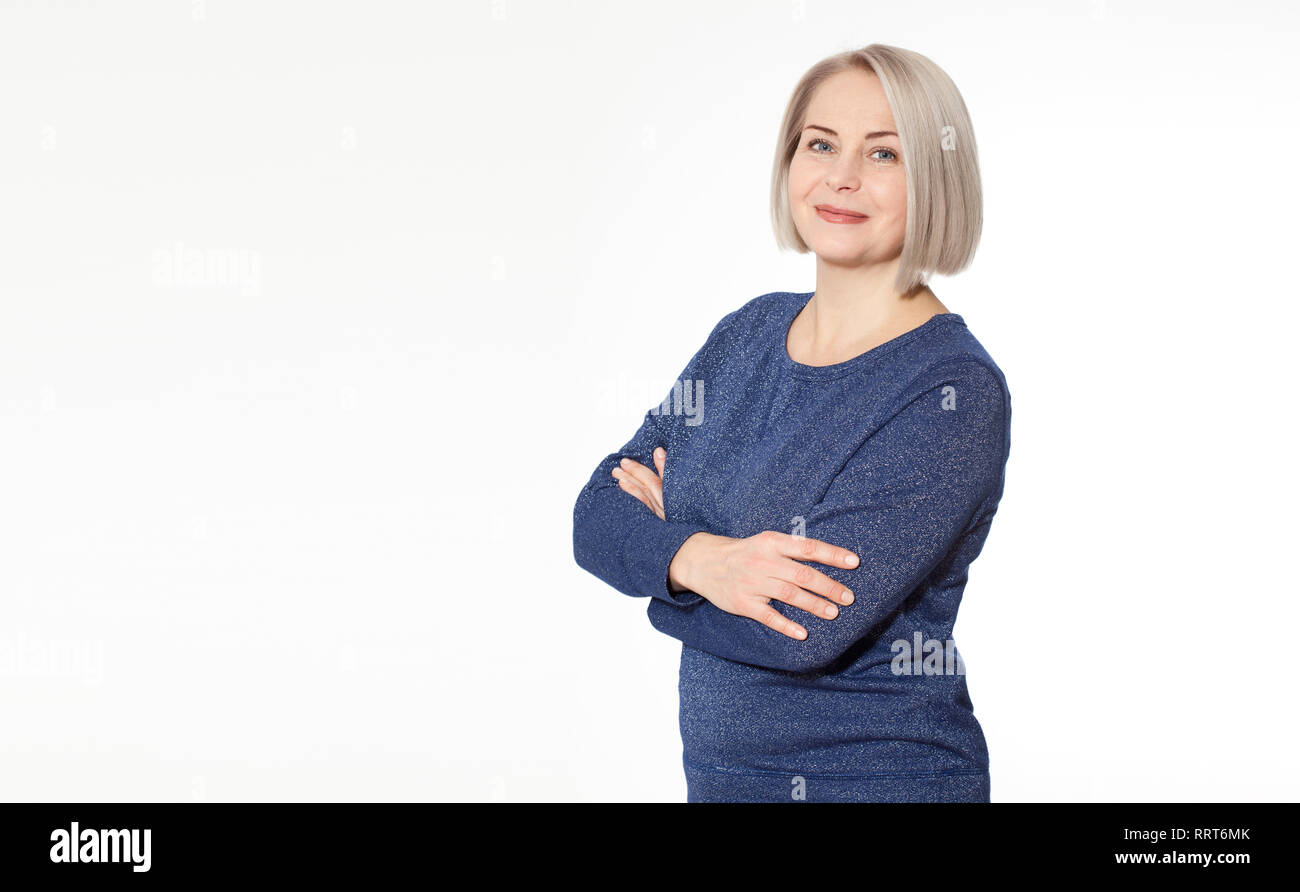 Attraente donna di mezza età con bracci ripiegati emotivamente in posa di studio su sfondo bianco Foto Stock