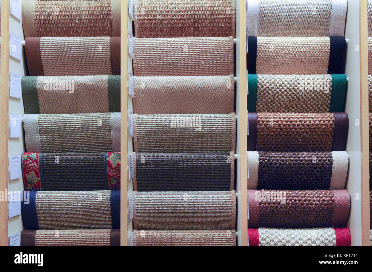Campioni di tappeti sul display in John Lewis dipartimento di tappeti Foto Stock