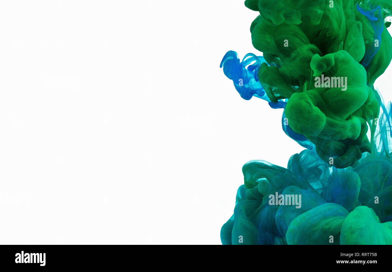 Il verde e il blu inchiostro mixtture in acqua Foto Stock