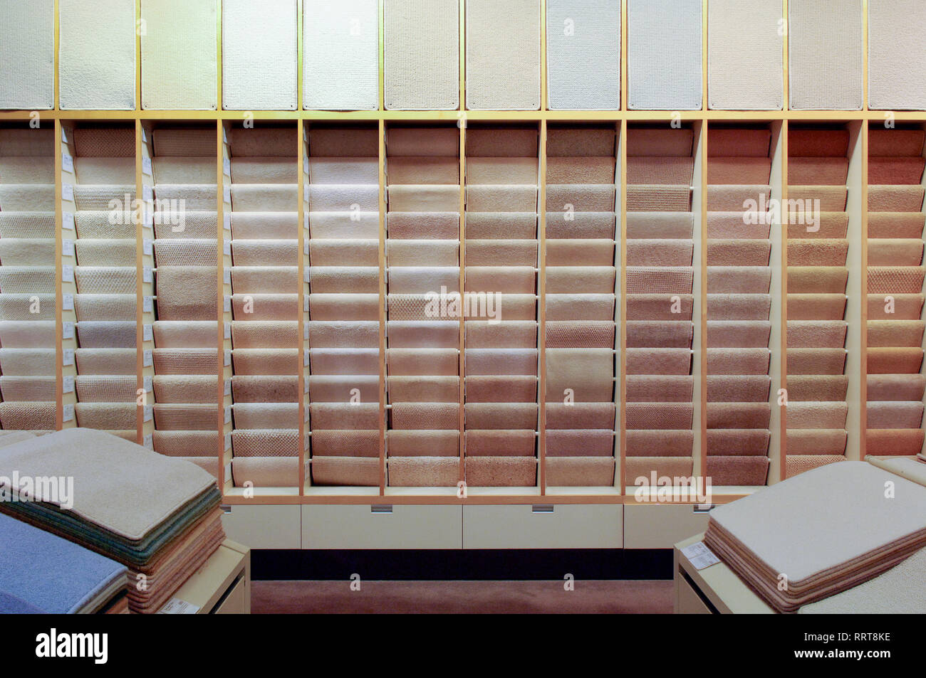 Campioni di tappeti sul display in John Lewis dipartimento di tappeti Foto Stock