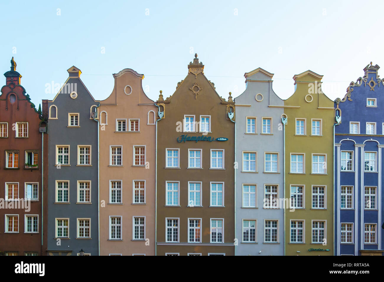 GDANSK, Polonia - Agosto 2018: Lungo Market Street, tipico colorato medievale decorativo vecchie case, Royal Route Architettura di Mariacka street è uno Foto Stock