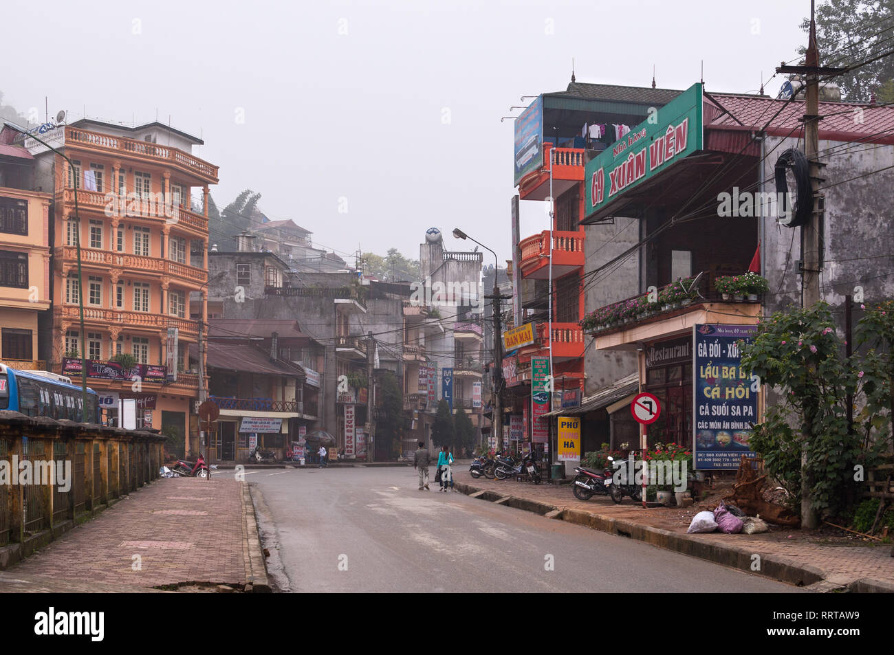 Street View di edifici della città di Sa Pa su un nuvoloso nebbioso giorno, Vietnam Foto Stock