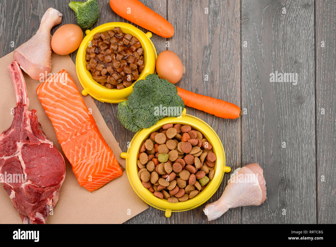 Ingredienti freschi e di alimenti per animali da compagnia Foto Stock