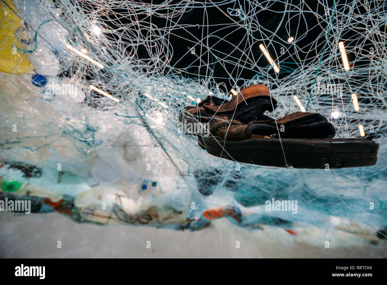 A Parigi artista Tadashi Kawamata ha creato una monumentale installazione di ocean plastica nella galleria ovale di Lisbona il Museo dell arte, architettura Foto Stock