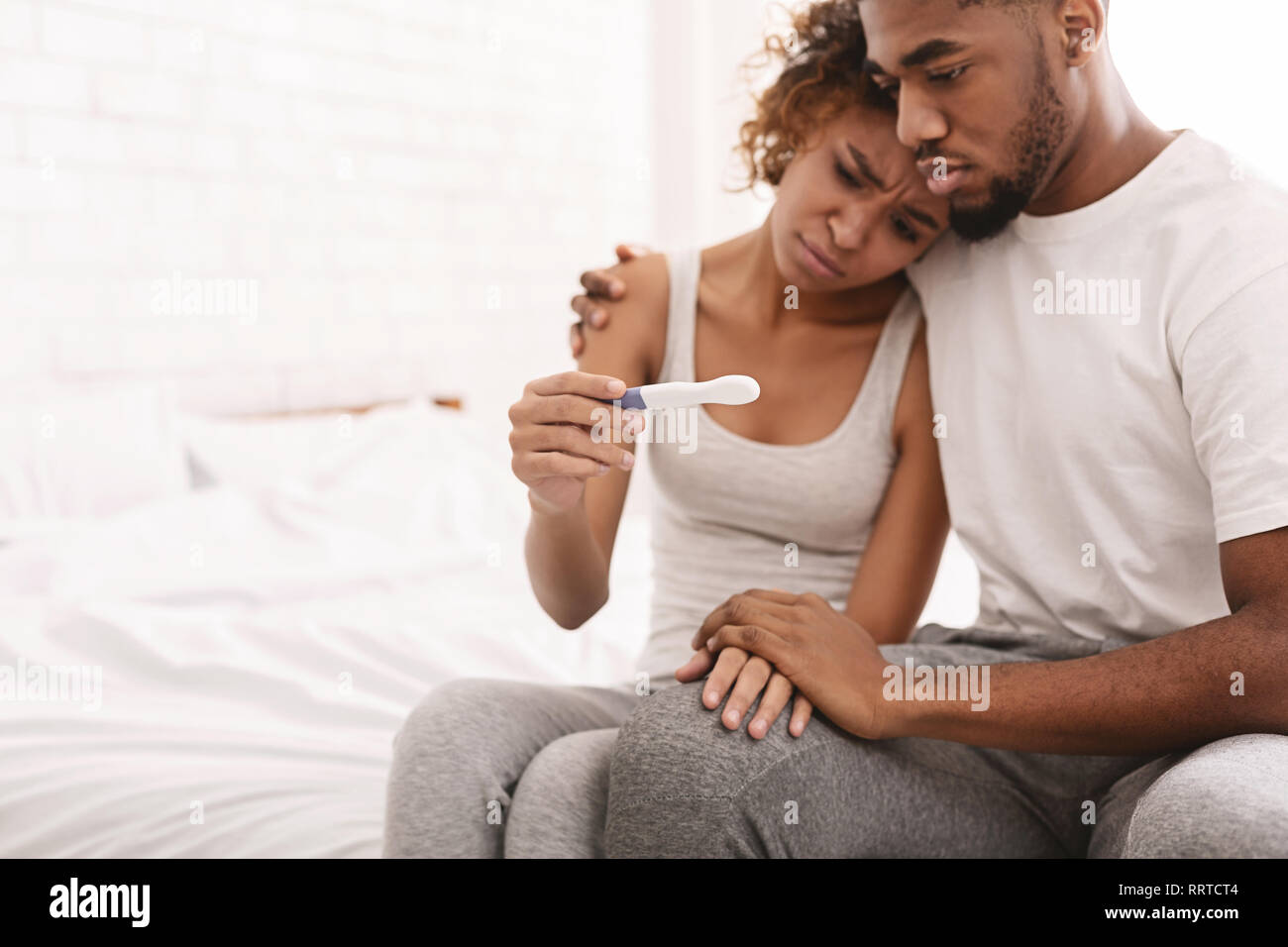 Nero giovane con un test di gravidanza negativo risultato Foto Stock