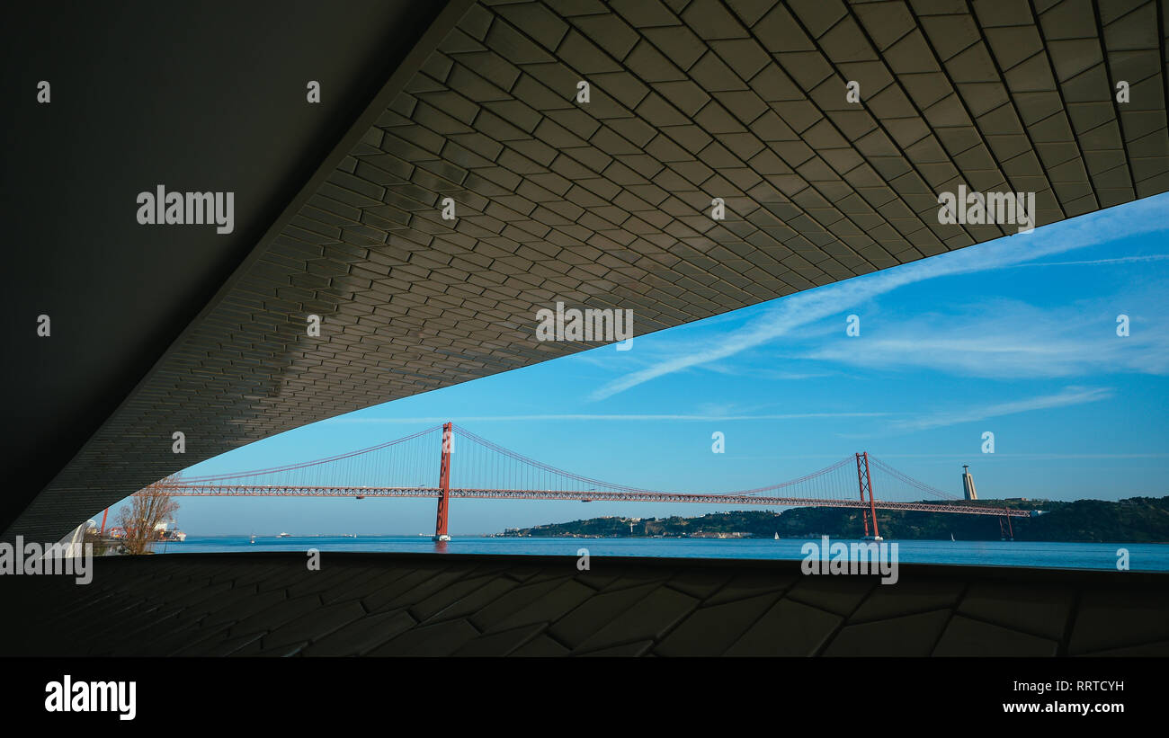 Famoso museo MAAT a Lisbona vicino al fiume Tagus incorniciato con pietra miliare di Lisbona il 25 di aprile del ponte e Rei Cristo Foto Stock