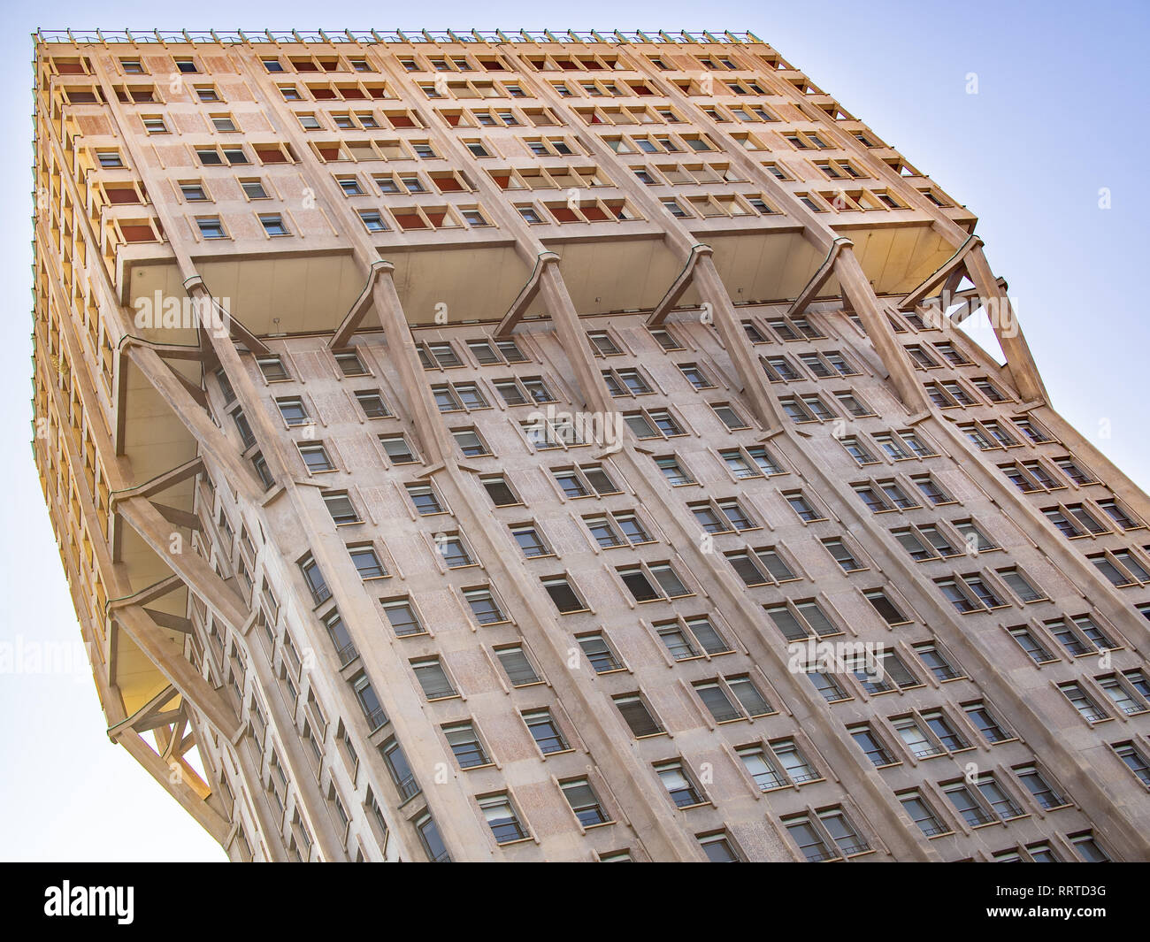 Milano, Italia-febbraio 15, 2019: Torre Velasca (Torre Velasca) close up, composizione diagonale Foto Stock