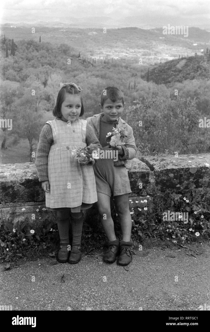 Viaggi in Grecia - Grecia - zwei kleine Kinder mit Blumenstrauß Griechenland im. Due bambini con fiori. Data dell'immagine 1954 circa. Foto Erich Andres Foto Stock