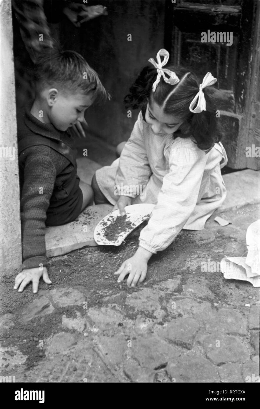 Viaggiare in Italia - Italia negli anni cinquanta - giocare i bambini in Roma, quartiere di Trastevere. Spielende Kinder im Viertel Trastevere in Rom, Italien. Foto Erich Andres Foto Stock