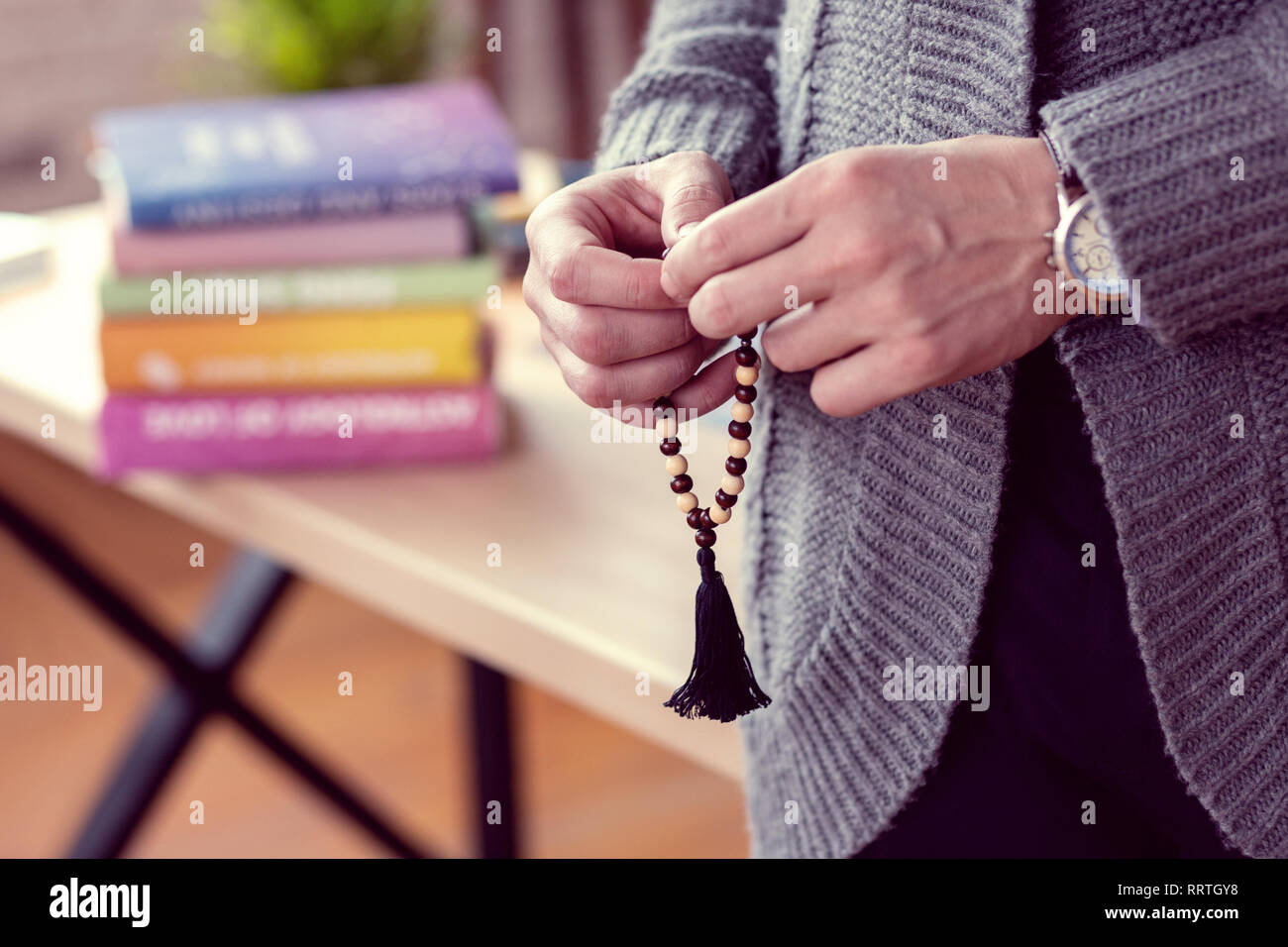 Stringa di talloni essendo in mani maschio Foto Stock