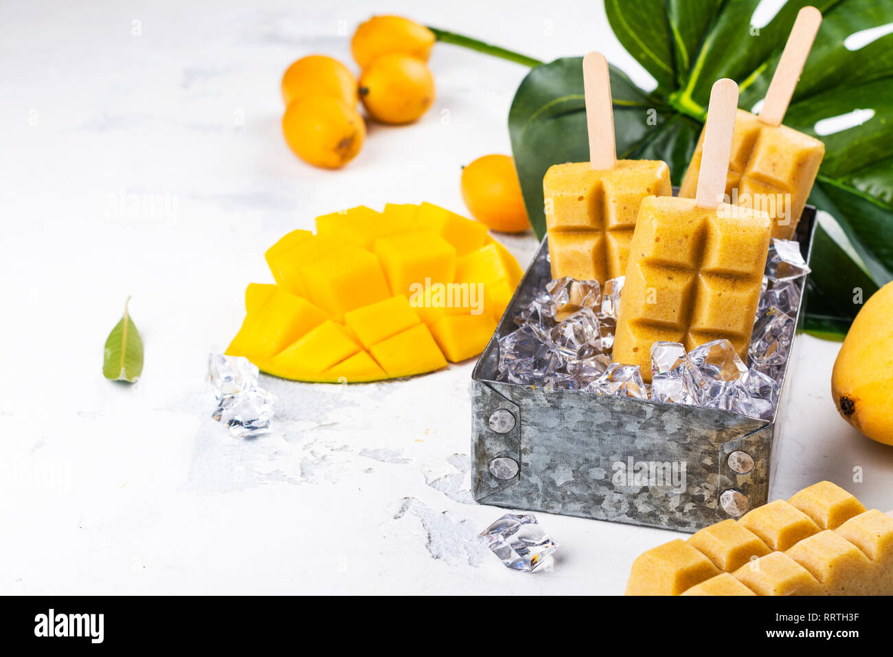 Tropical mango popsicles Foto Stock