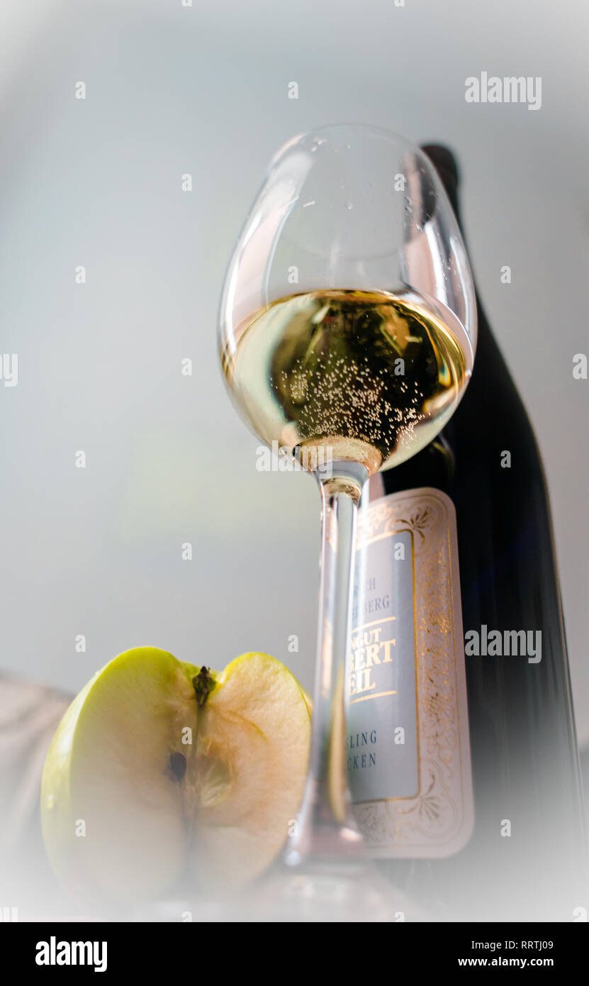 Un bicchiere di vino bianco con apple anf flauto bottiglia di forma Foto Stock