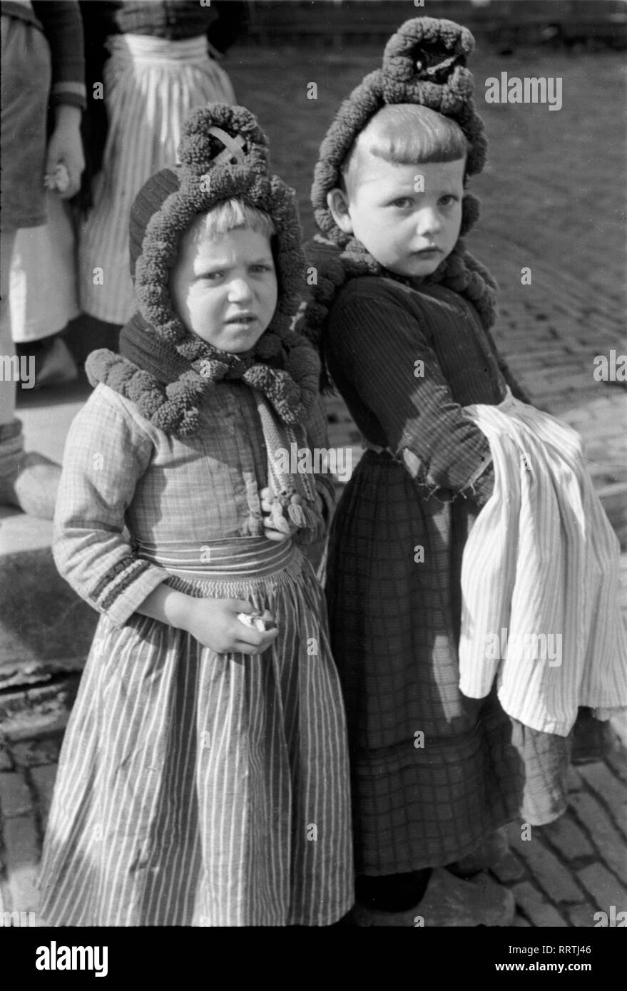 Viaggio in Olanda - Olanda - parte del Paesi Bassi - due ragazze da Volendam, North Holland. Data dell'immagine 1954 circa. Foto Erich Andres Foto Stock