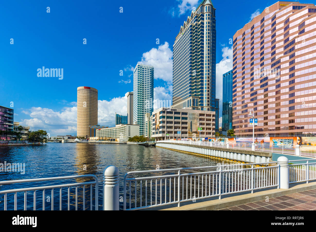 Tampa Riverwalk un sentiero pedonale lungo il fiume Hillsborough in downtown Tampa, Florida. Foto Stock