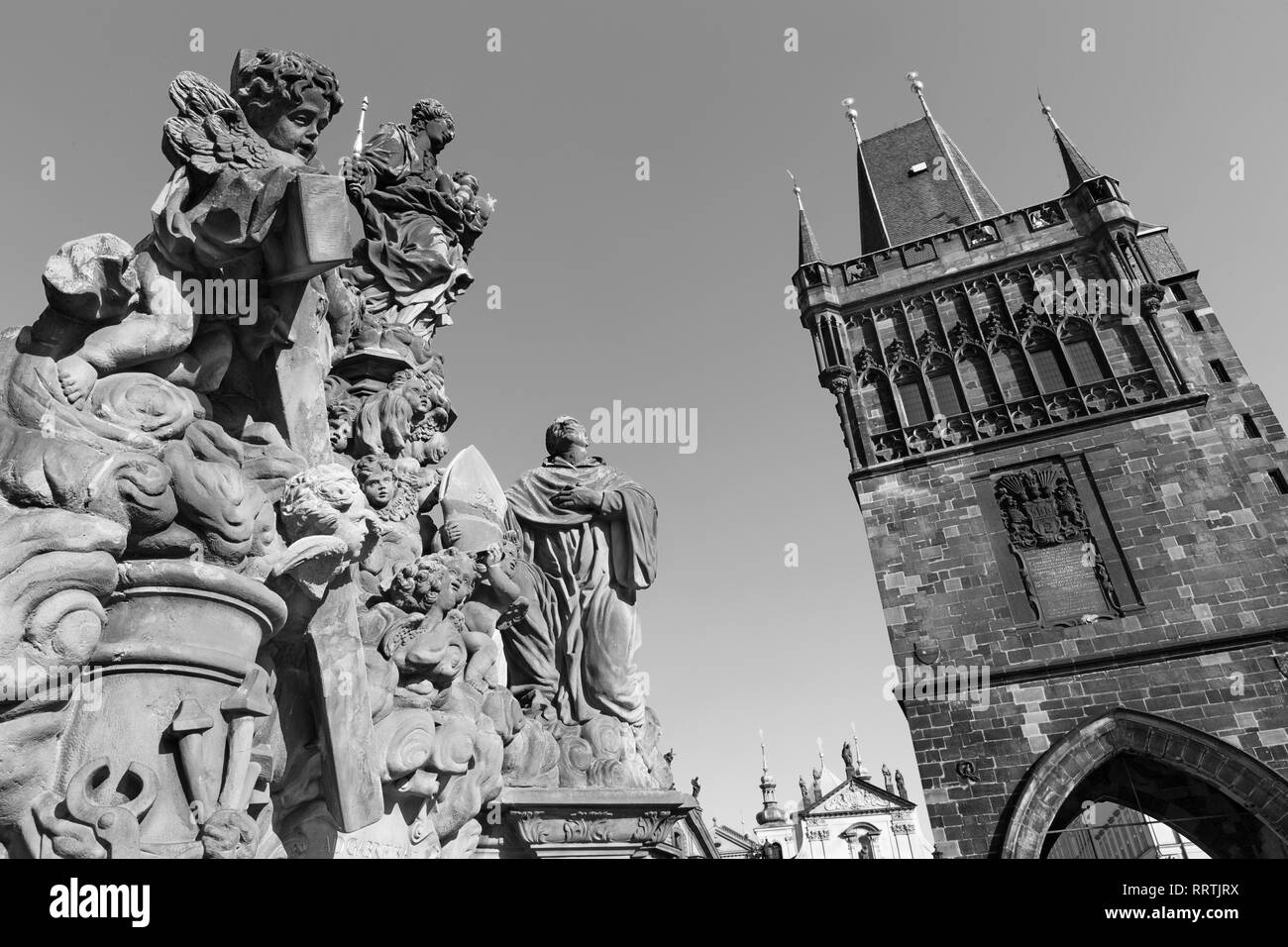 Praga - La torre gotica del Ponte Carlo con le staue barocca della Madonna e di San Bernardo e Cristo originariamente da MatÄ'j VÃ¡clav JÃ ckel¤, (1709). Foto Stock