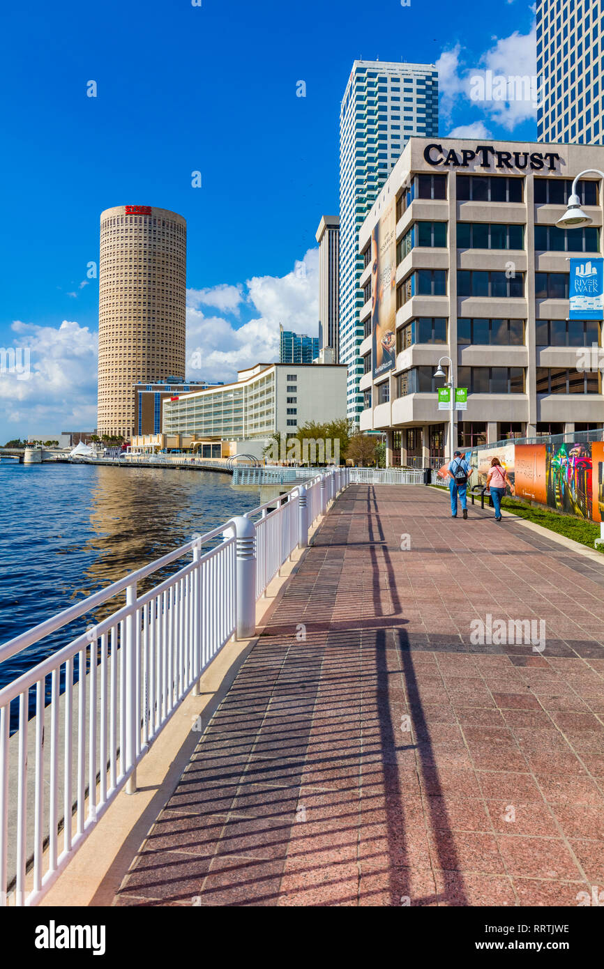 Tampa Riverwalk un sentiero pedonale lungo il fiume Hillsborough in downtown Tampa, Florida. Foto Stock