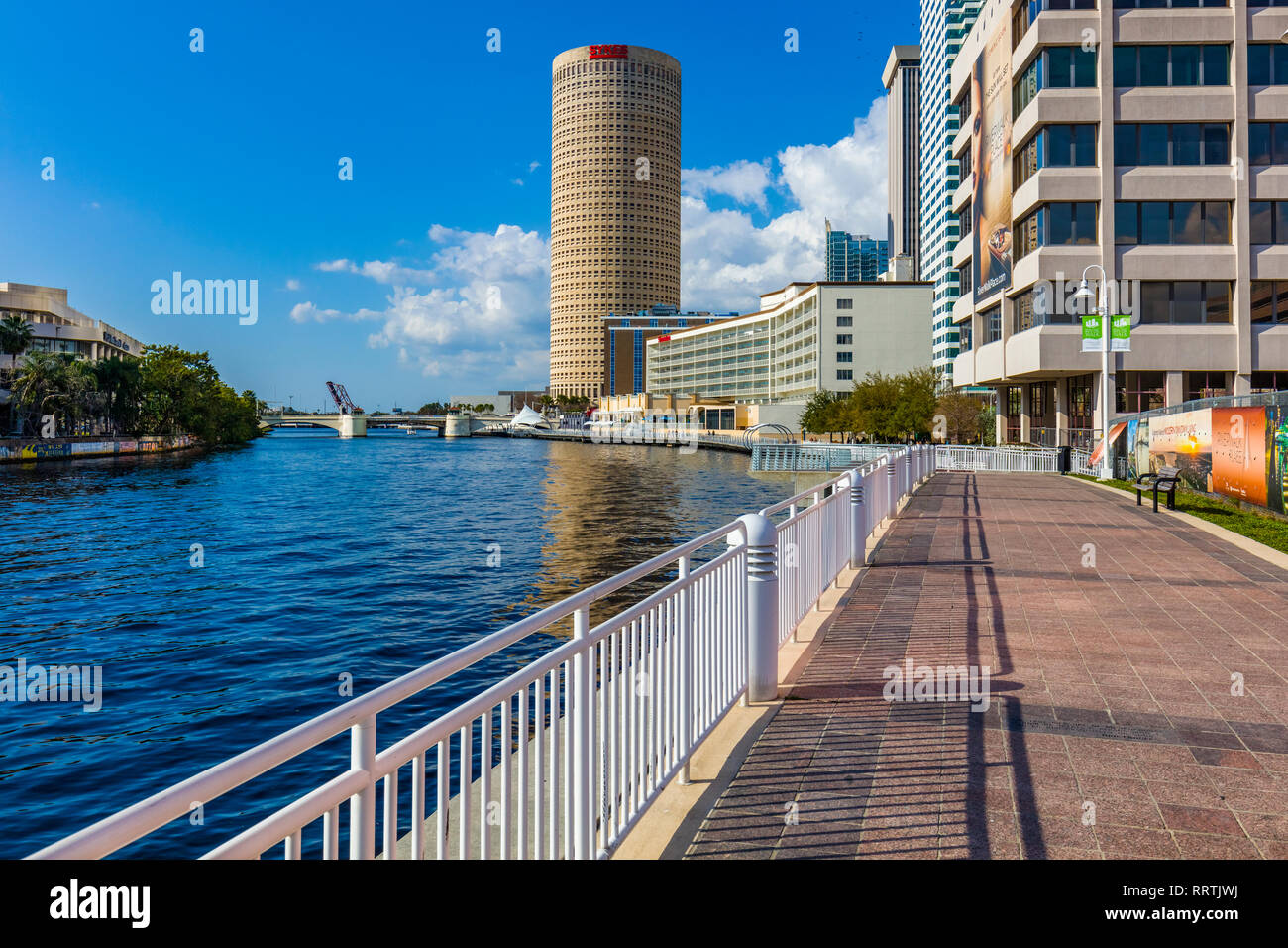 Tampa Riverwalk un sentiero pedonale lungo il fiume Hillsborough in downtown Tampa, Florida. Foto Stock