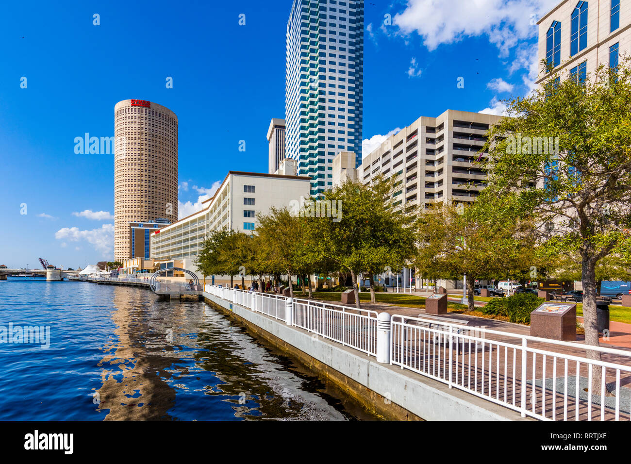 Tampa Riverwalk un sentiero pedonale lungo il fiume Hillsborough in downtown Tampa, Florida. Foto Stock