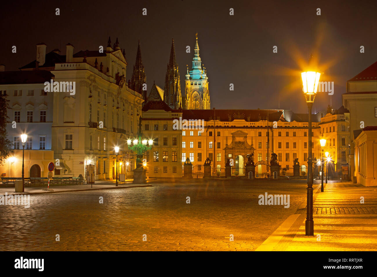 Praga - la piazza Hradcanske, il castello e la cattedrale di San Vito di notte. Foto Stock