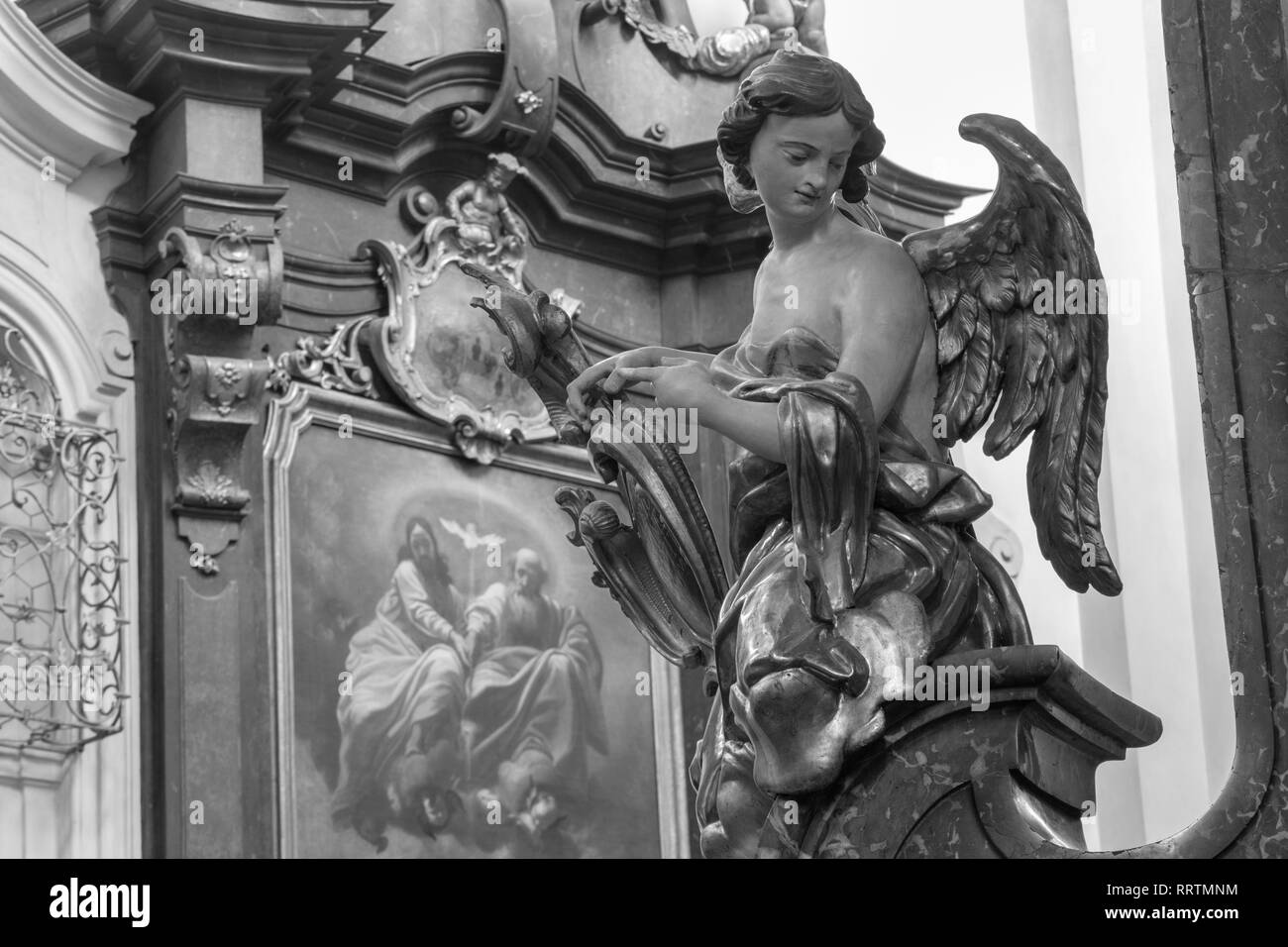 Praga, Repubblica Ceca - 12 ottobre 2018: Il policromo scolpito statua barocca di angelo dal lato altare di San Francesco di Assisi chiesa da M. V. Foto Stock