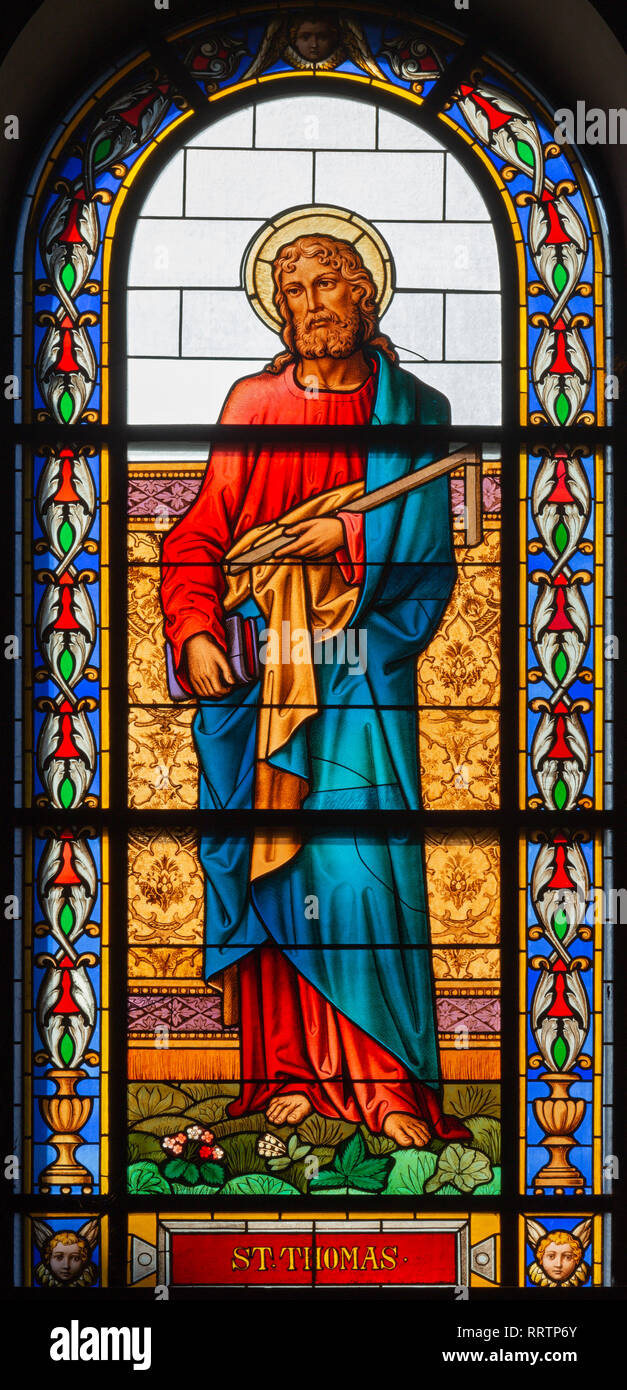Praga, Repubblica Ceca - 13 ottobre 2018: San Tommaso Apostolo evangelista in le vetrate della chiesa kostel Svatého Václava, situato (fine del Foto Stock