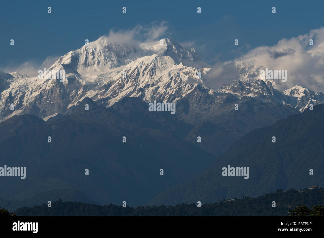 Vista del Kangchenjunga mountain range, Grande Himalaya gamma, il Sikkim, India Foto Stock