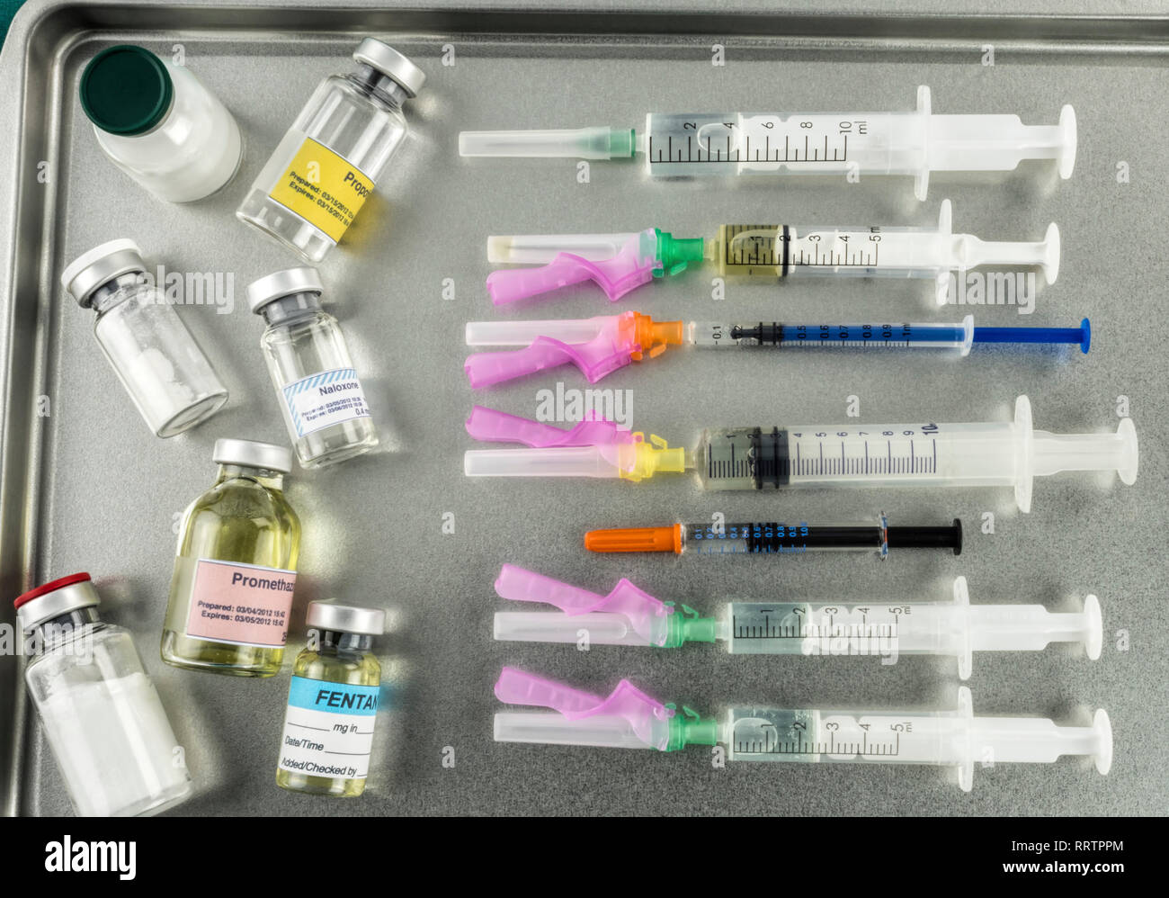 Siringhe caricato con il medicinale accanto alla medicina fiale preparato in ospedale, immagine concettuale, composizione orizzontale Foto Stock