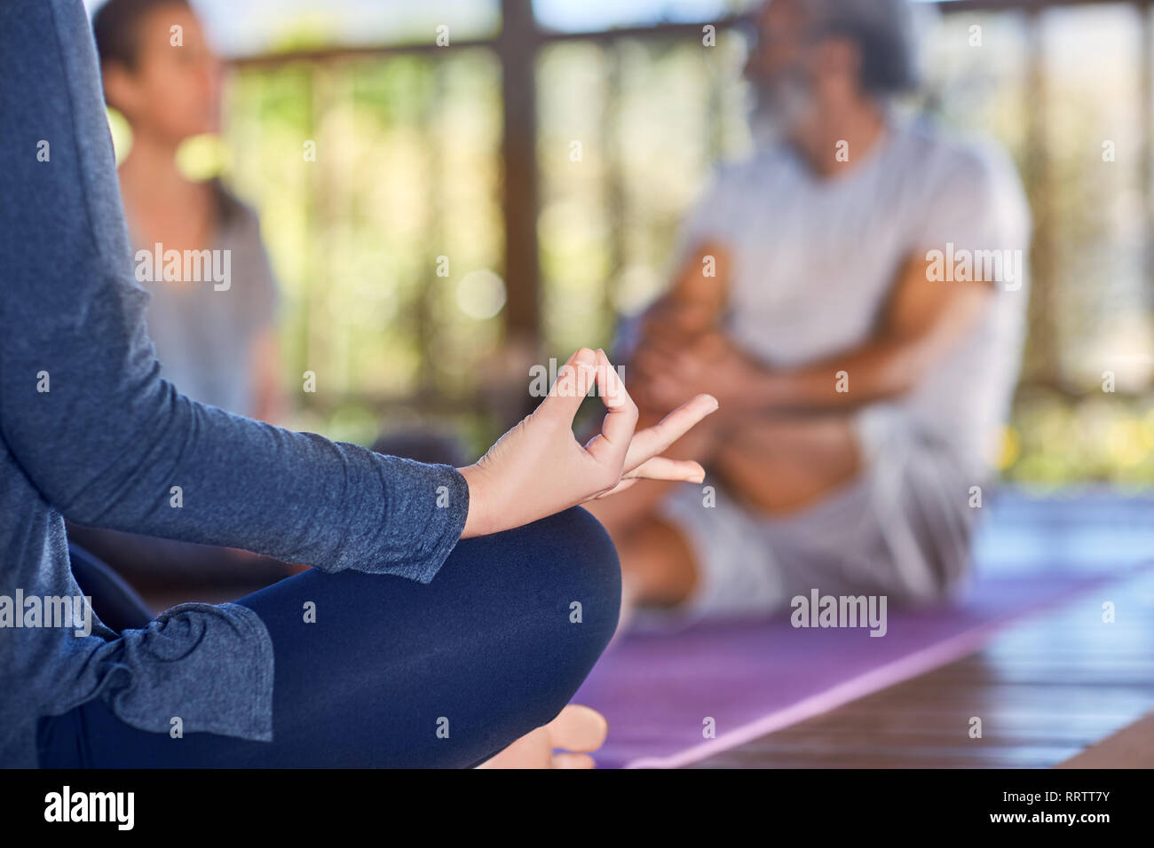 Donna Serena meditazione con la mano in gyan mudra Foto Stock