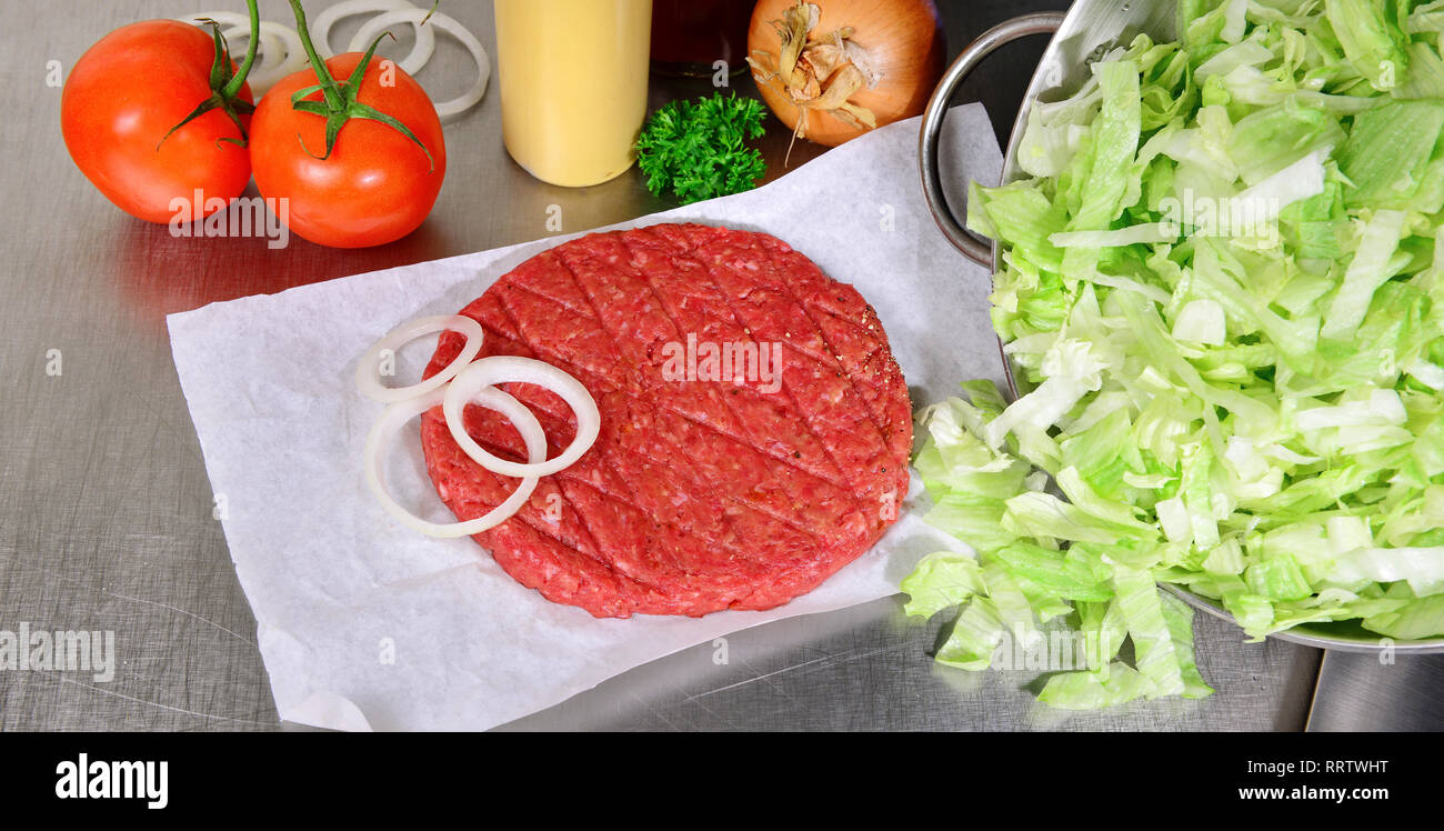 Preparazione di Hamburger Patty Foto Stock