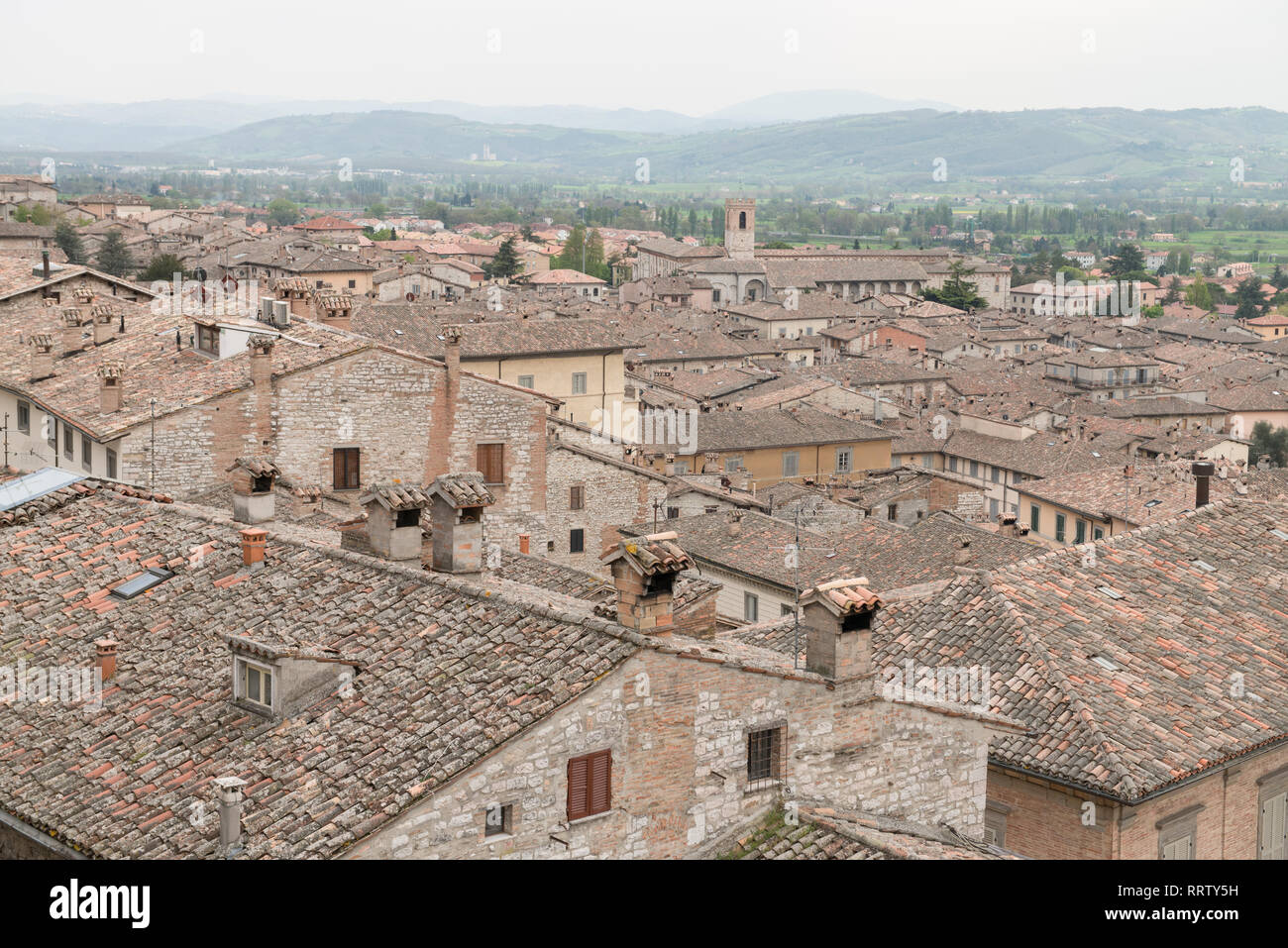Medioevali tetti di pannellizzazione panorama a Gubbio in Umbria, Italia Foto Stock