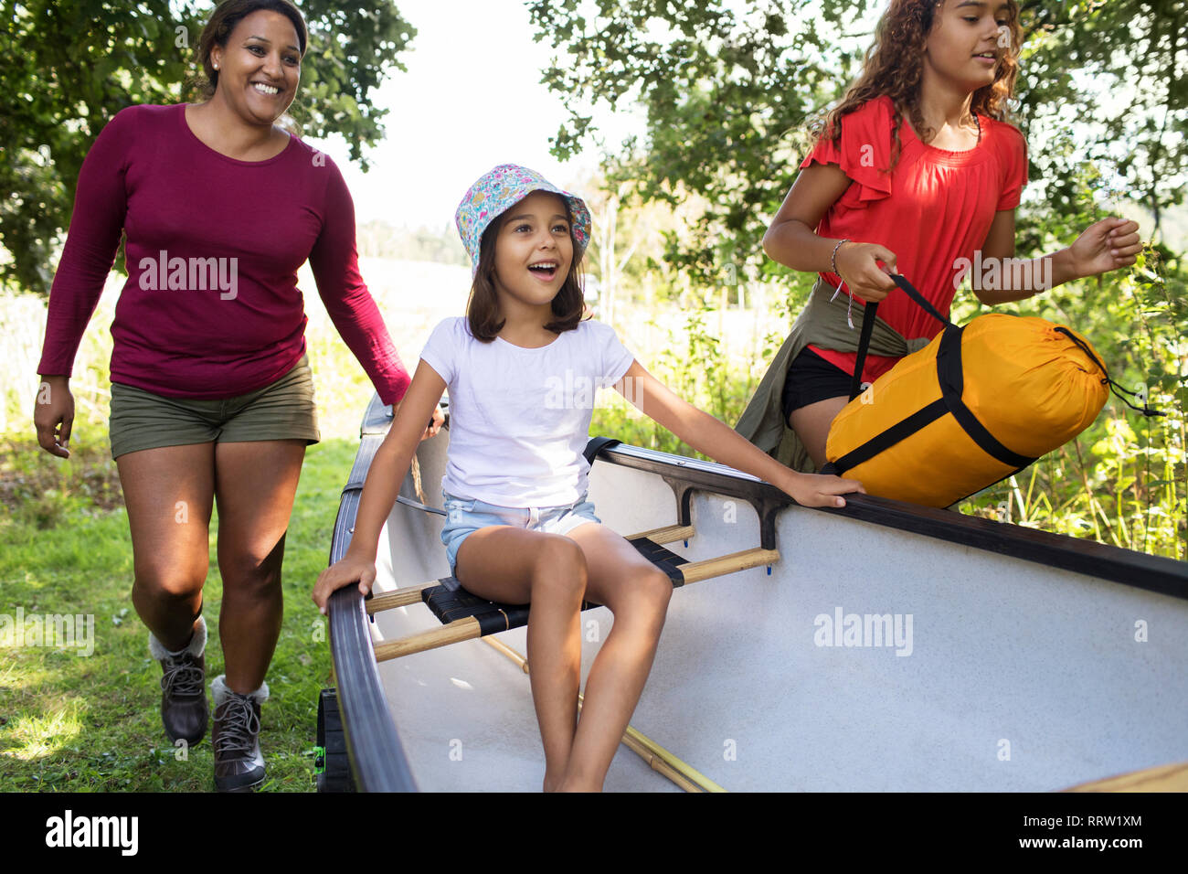 La famiglia felice con la canoa Foto Stock
