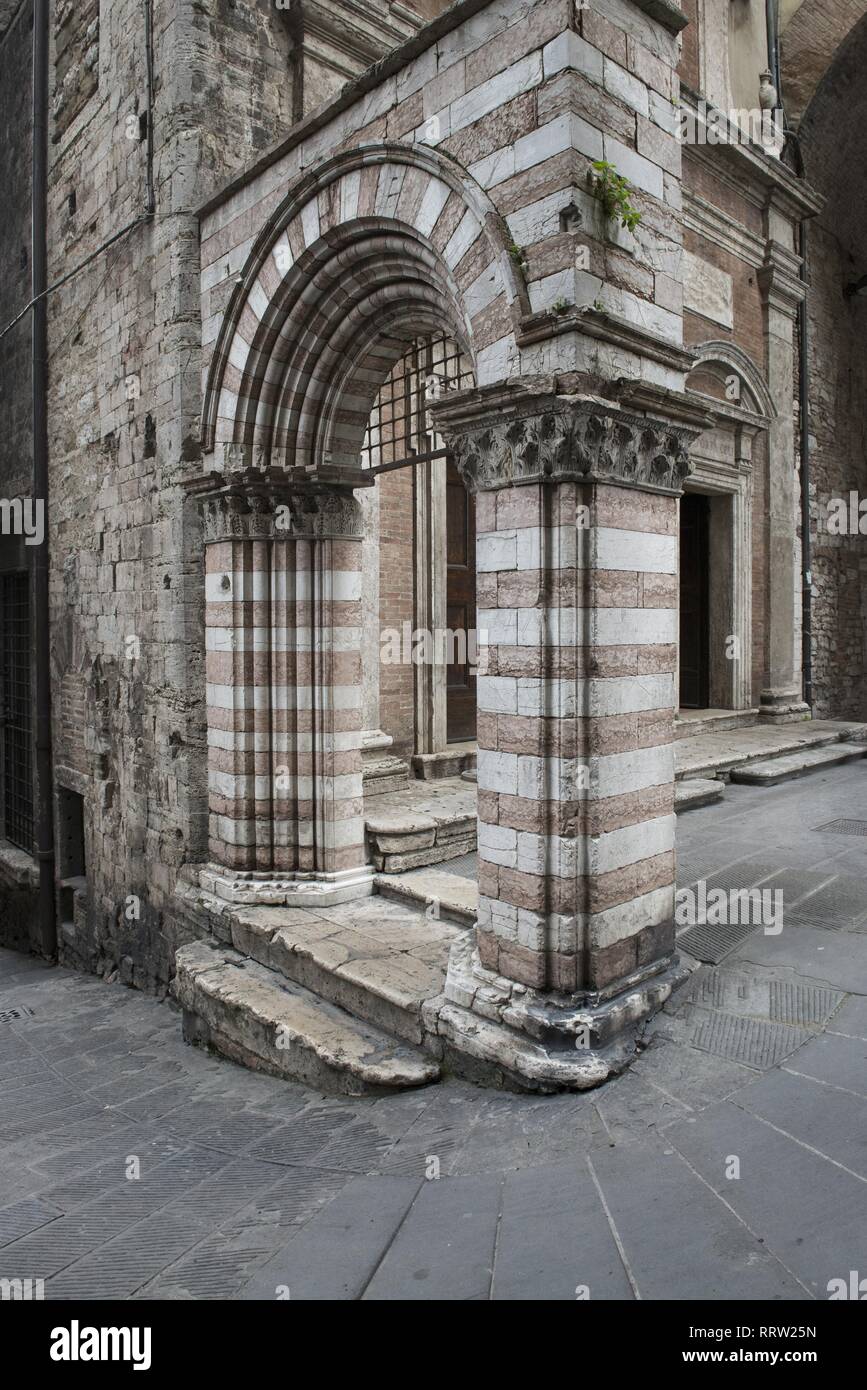 Archi in un medievale vecchia strada a Perugia, Umbria, Italia centrale Foto Stock