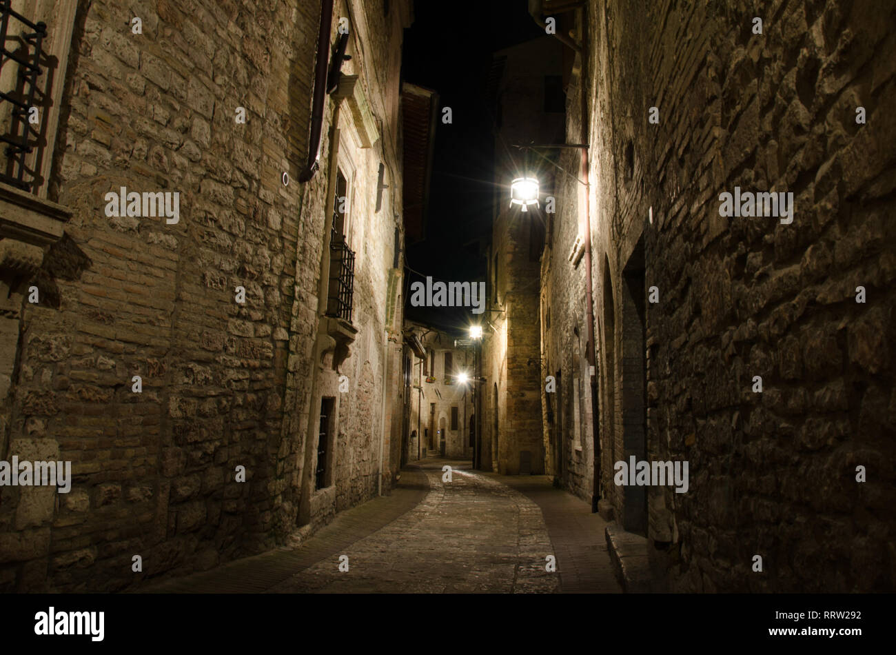 Antica strada di Assisi di notte, Umbria, Italia centrale Foto Stock