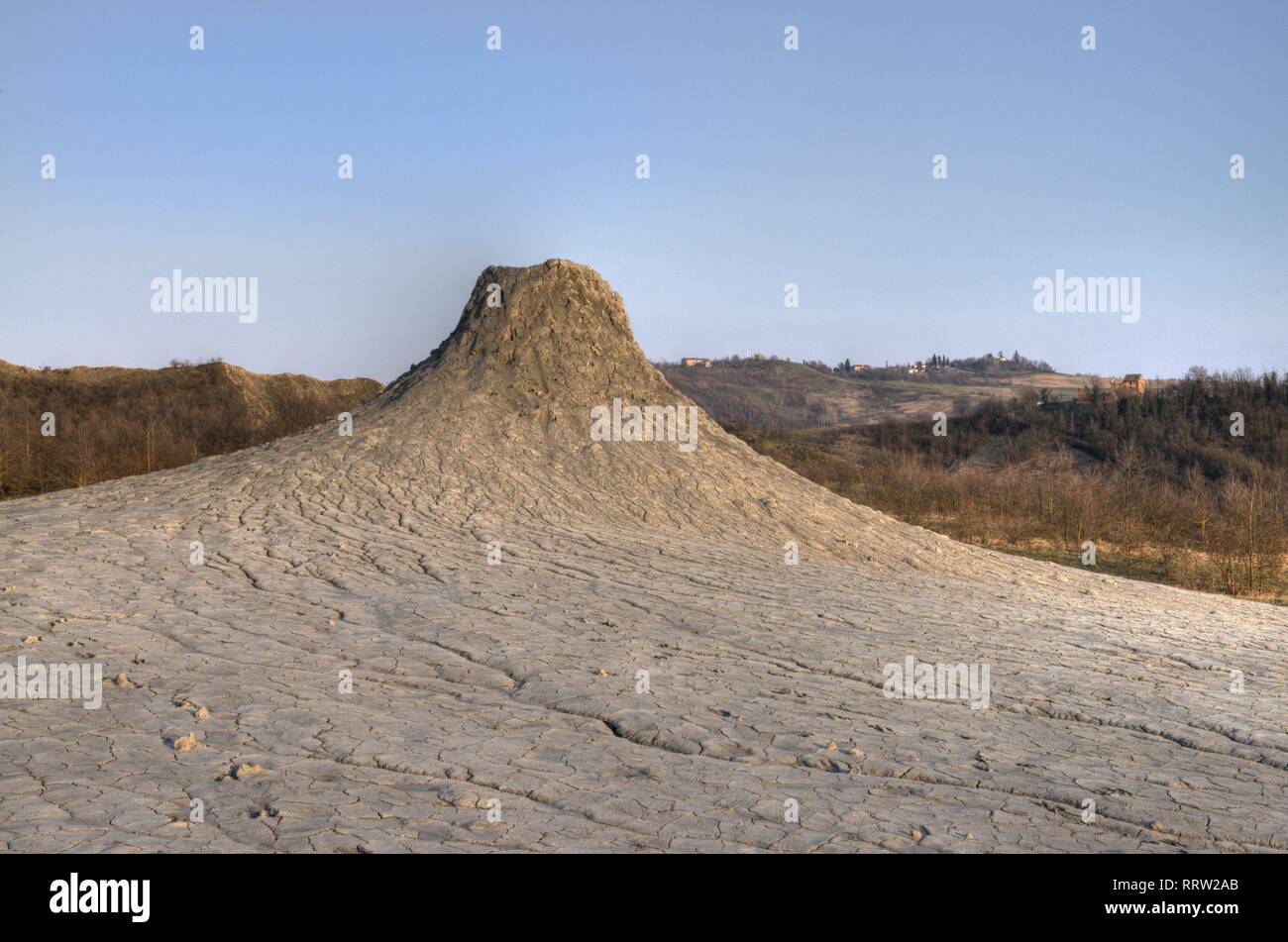 Un vulcano di fango nella Riserva Naturale Salse di Nirano. I vulcani di fango e crateri in Emilia Romagna, Italia. Foto Stock