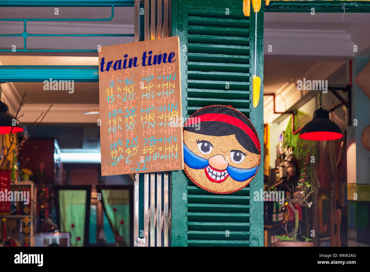 Orari dei treni che mostra i tempi di percorrenza dei treni da e per Hanoi, su una parete in corrispondenza di un cafe bar sul treno Hanoi Street, Hanoi Old Quarter, Hanoi, Vietnam Asia Foto Stock