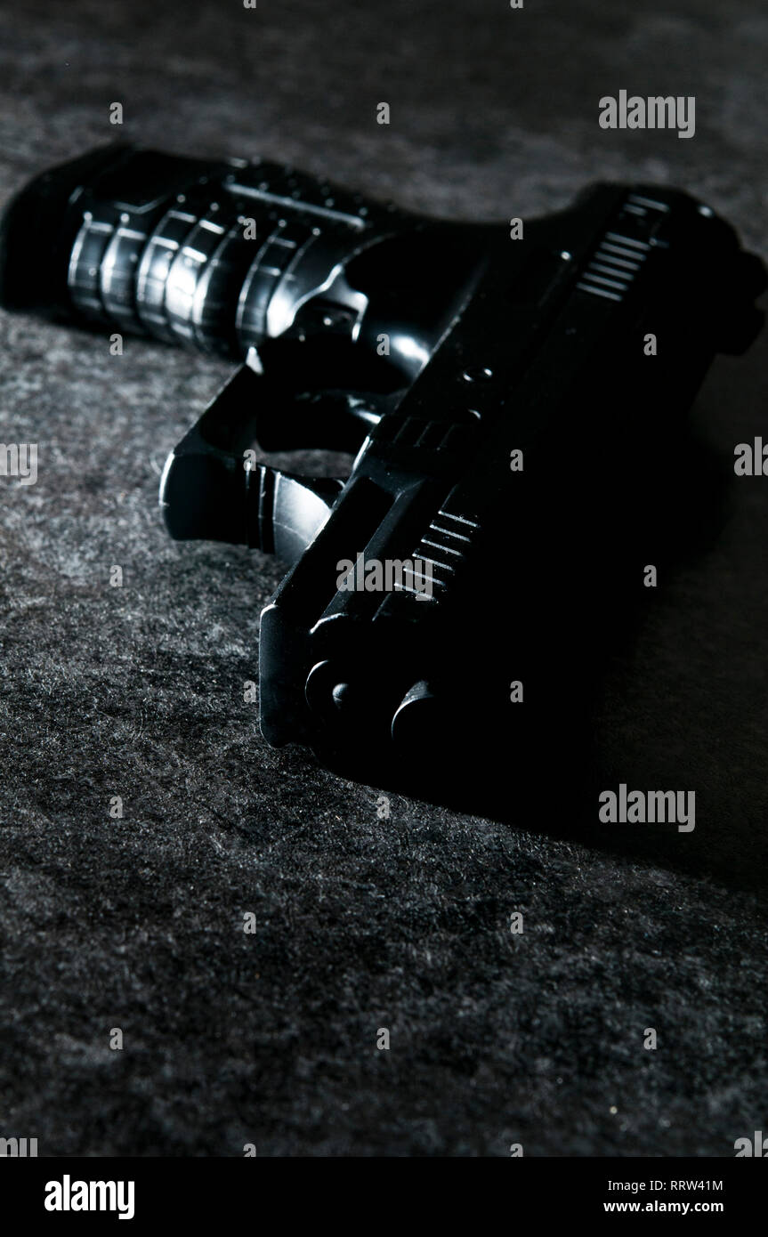 Pistola nero nella luce drammatica - immagine per thriller per la copertina del libro Foto Stock